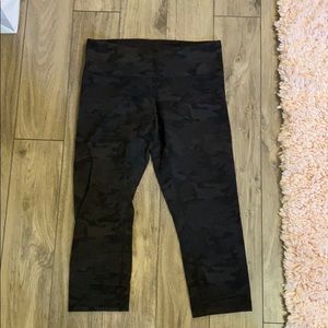 Lululemon camo crop size 6